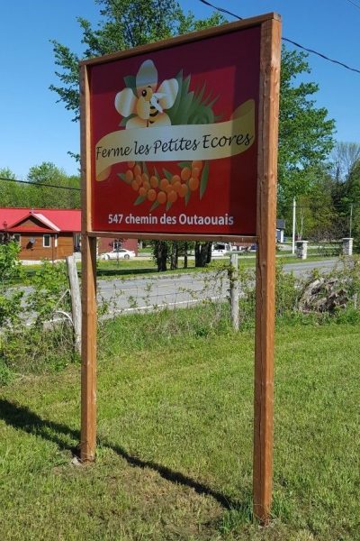 Pancarte de la ferme avec ancien logo